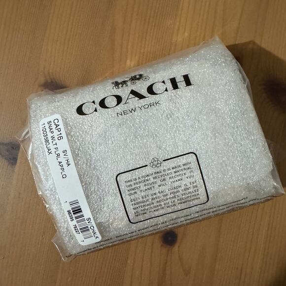 ❤️ Snap Wallet With Floral Applique - Picture 5 of 6